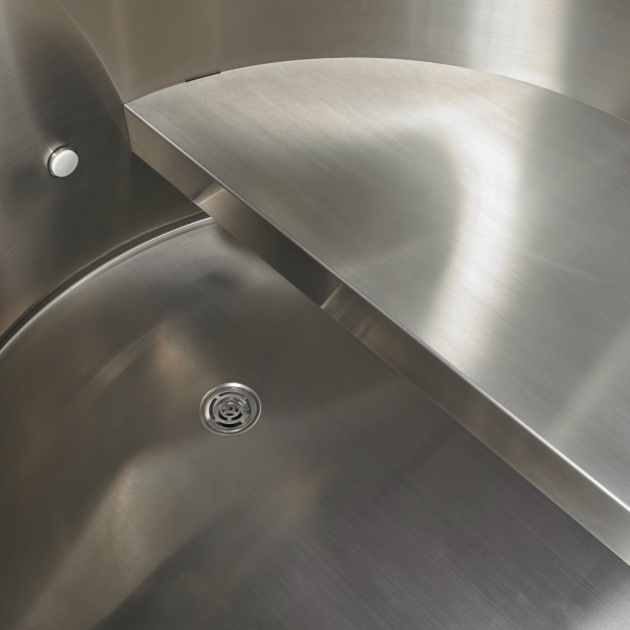 Dynamic Cold Therapy Barrel Cold Plunge | 304 Stainless Steel Interior | Pacific Cedar Exterior